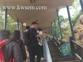 结伴登山出游